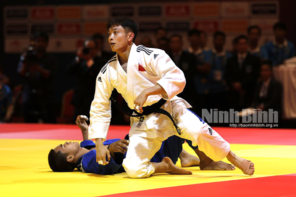 Judoka Nguyen Hoang Thanh (white) defeats his Thai rival.