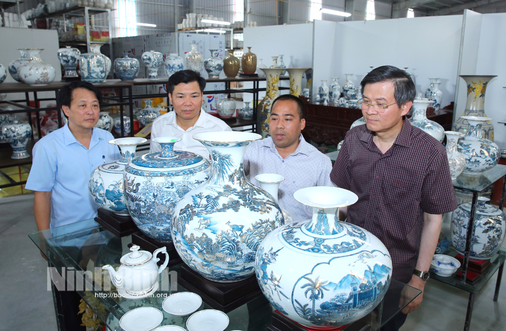 The Secretary visits Bo Bat Pottery Cooperative.