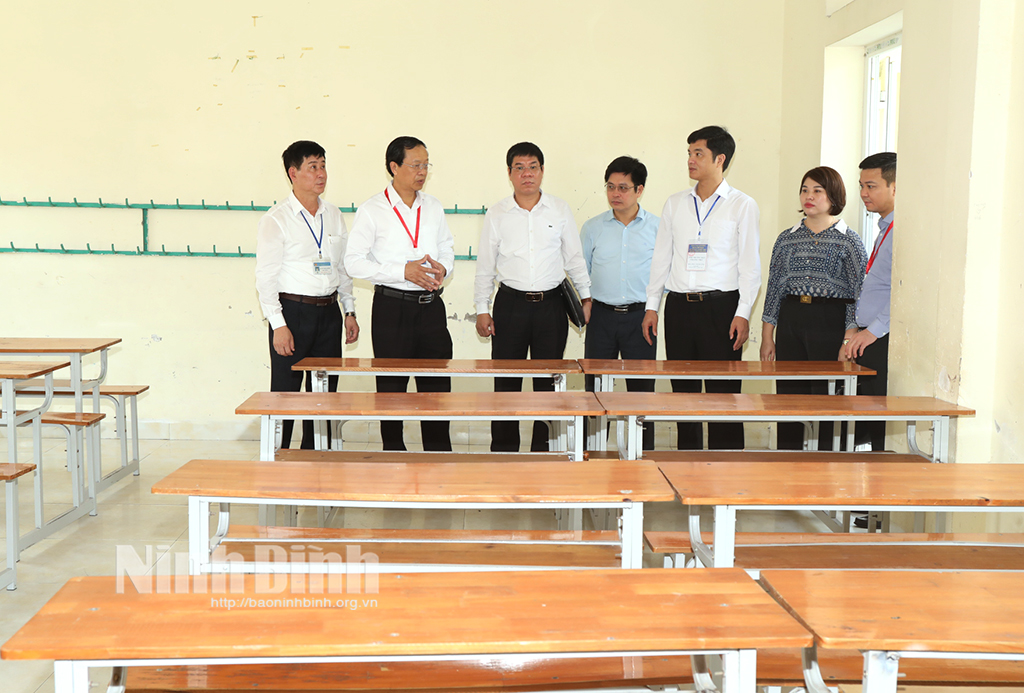 The delegation pays field trips to Gia Vien B High School.