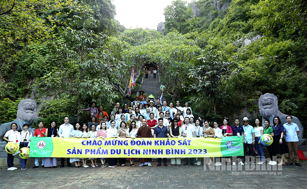 The delegation visit Tombs of Dinh Kings, Ky Lan Pagoda.