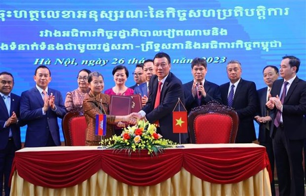 Vietnamese Inspector General of the Government Inspectorate of Vietnam Doan Hong Phong (R) and Minister of National Assembly-Senate Relations and Inspection Samdech Kittisangha Men Sam An exchange the MoU signed between their agencies in Hanoi on May 26. (Photo: VNA)