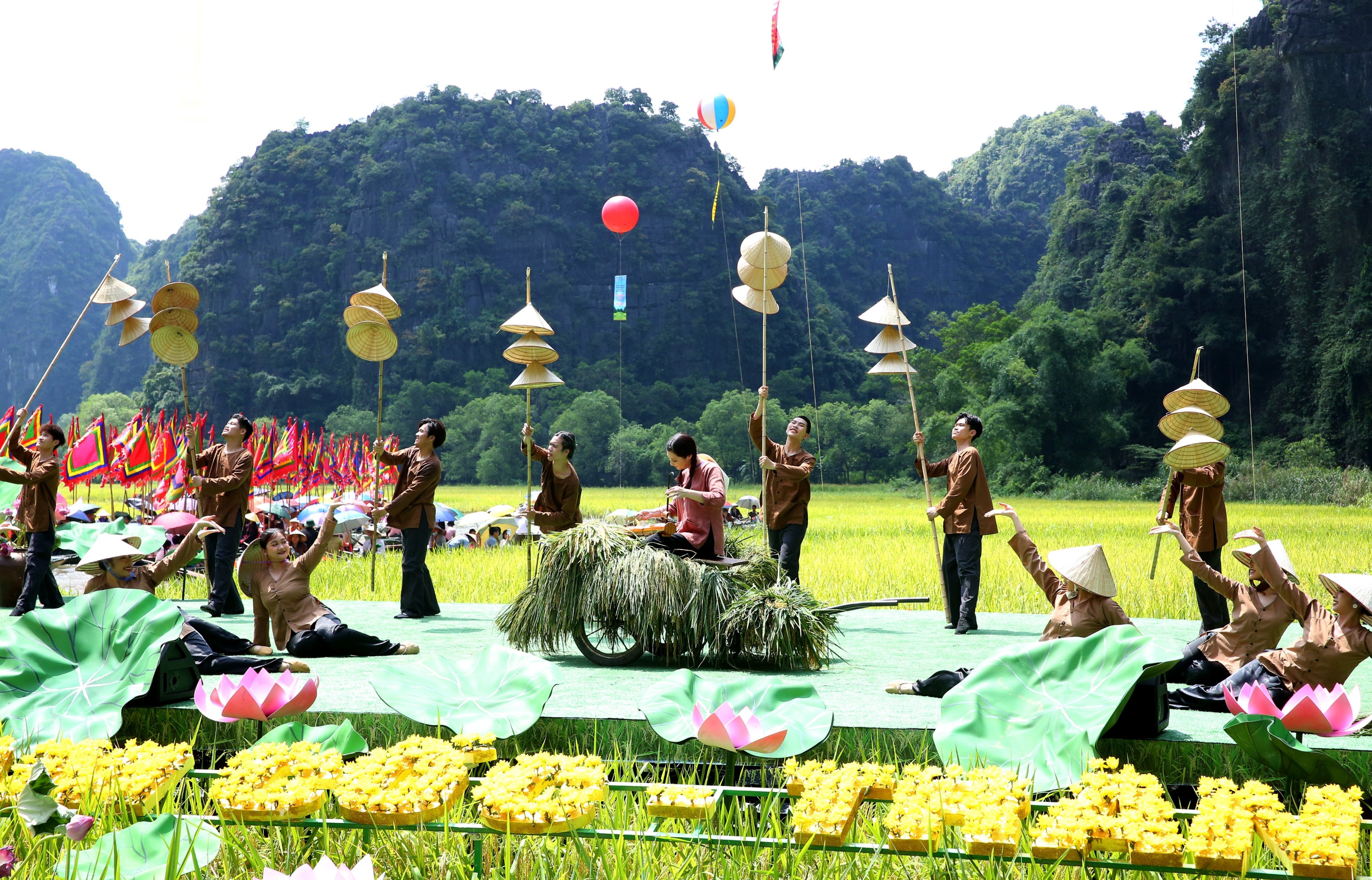 Tourism week The Golden Colour of Tam Coc Trang An opens in Ninh Binh