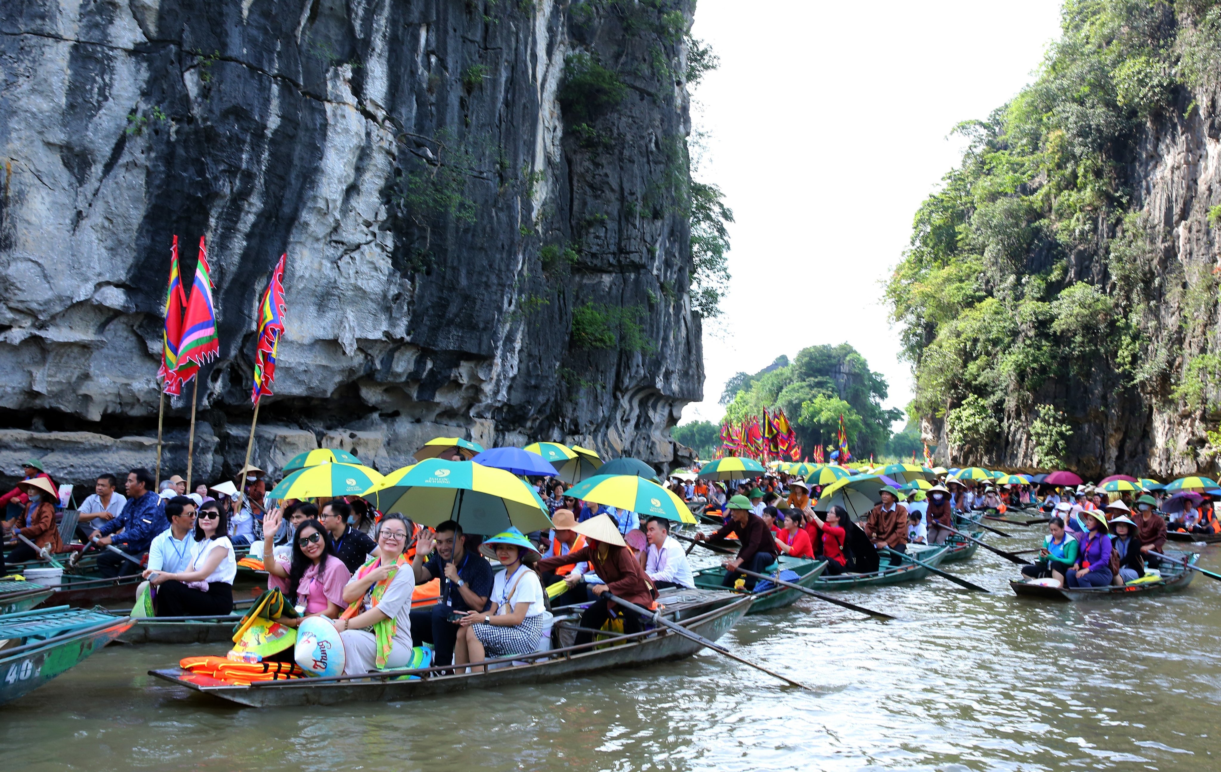 Tourism week The Golden Colour of Tam Coc Trang An opens in Ninh Binh