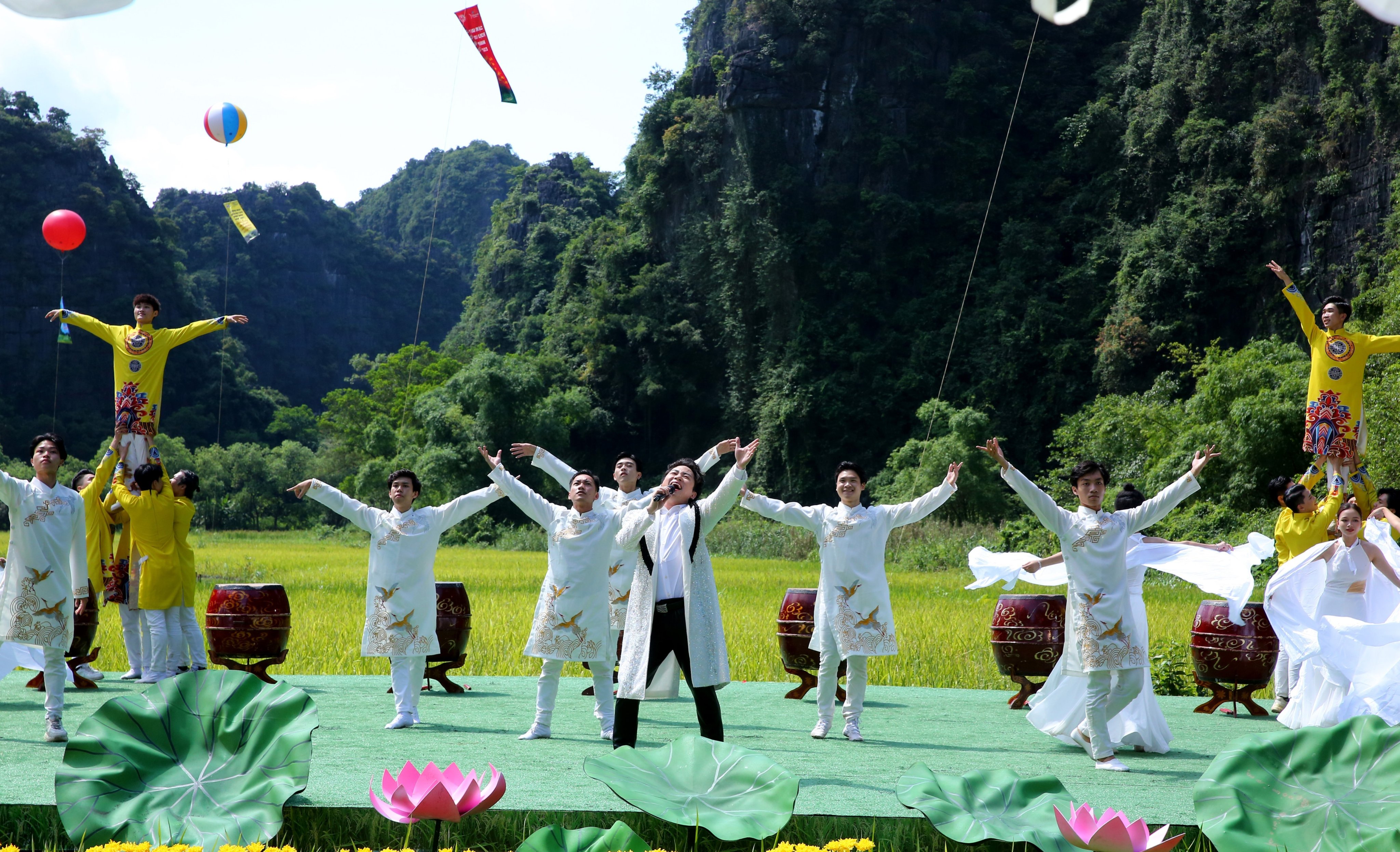 Tourism week The Golden Colour of Tam Coc Trang An opens in Ninh Binh