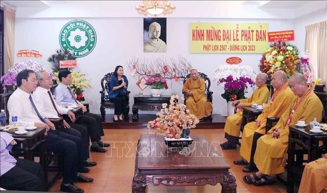 Vice Chairwoman of the VFF Central Committee Nguyen Thi Thu Ha visits Office 2 of the VBS Central Committee (Photo: VNA)