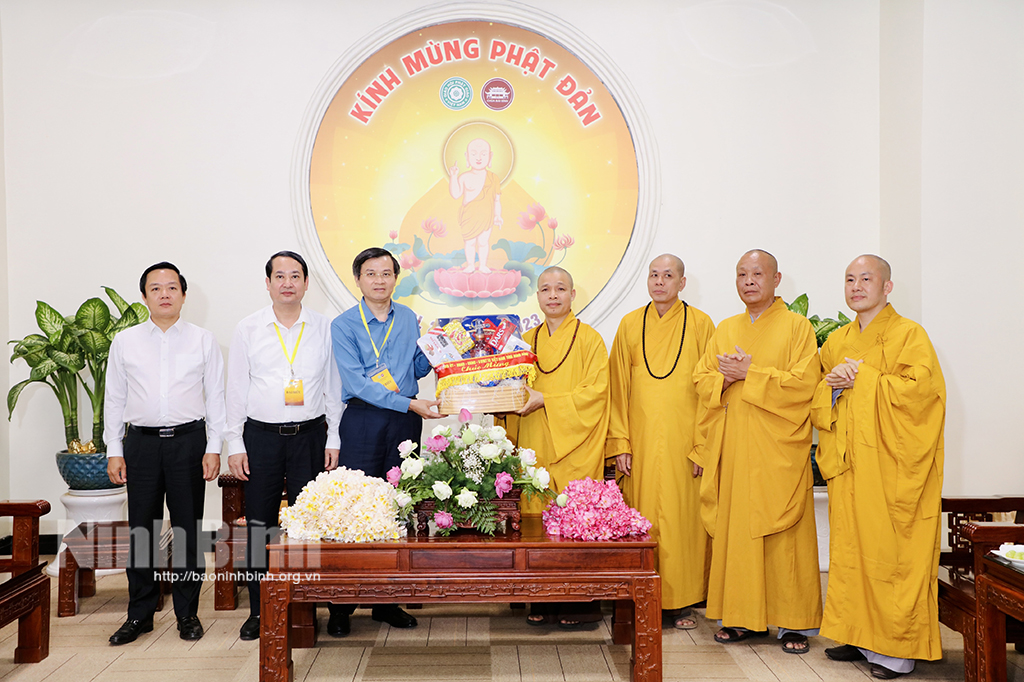 Pprovincial Party Committee Doan Minh Huan visits Vietnam Buddhist Sangha (VBS)'s Executive Board in Ninh Binh.