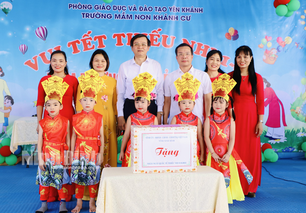 Secretary of the provincial Party Committee Doan Minh Huan presents gifts to children at Khanh Cu Kindergarten.