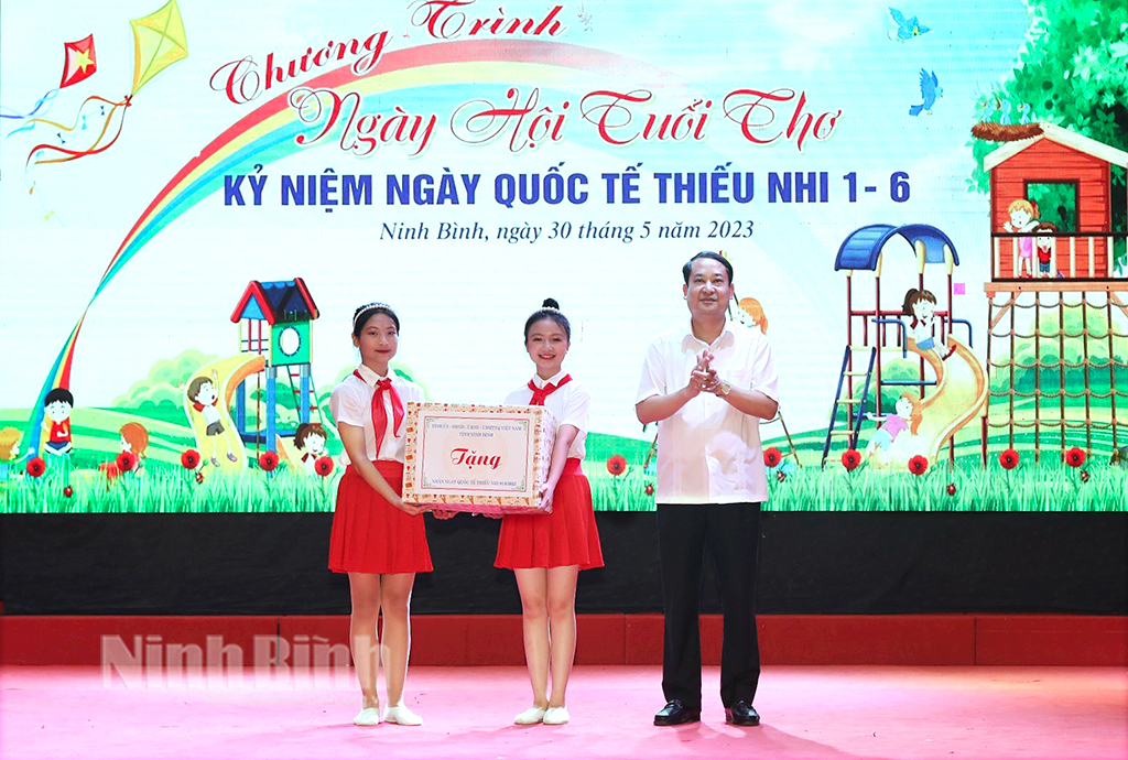 Ninh Binhs leaders present gifts to kids on International Childrens Day