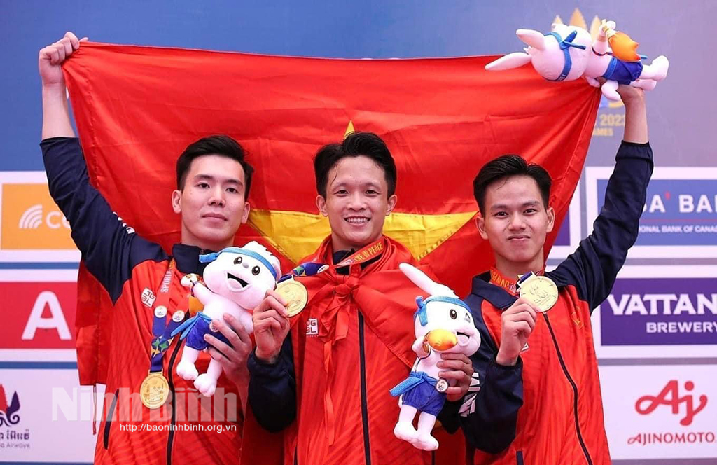 Three athletes - Giang Viet Anh, Le Hong Phuc and Pham Minh Duc - won the gold medal in the men's team kata category.