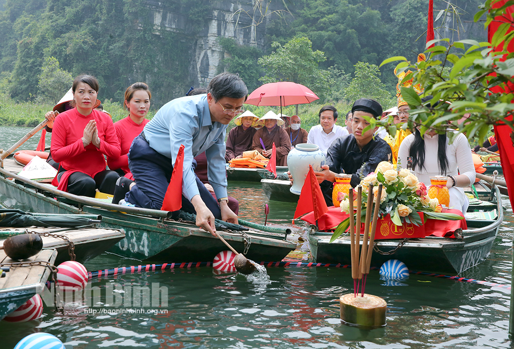 Thousands of people flock to Trang An Festival 2023