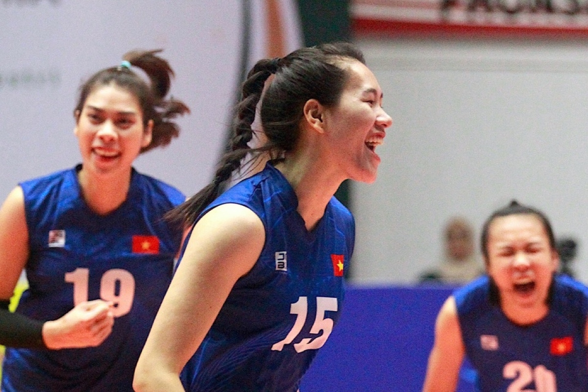Vietnamese women celebrate their victory over their Indonesia opponents in the final match of the AVC Challenge Cup held in Indonesia on June 25 evening.