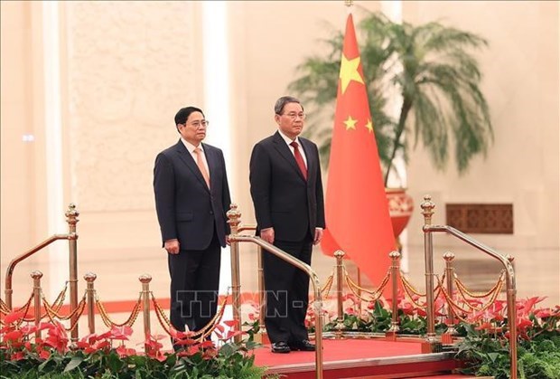 Prime Minister Pham Minh Chinh (L) and Chinese Premier Li Qiang. (Photo: VNA)