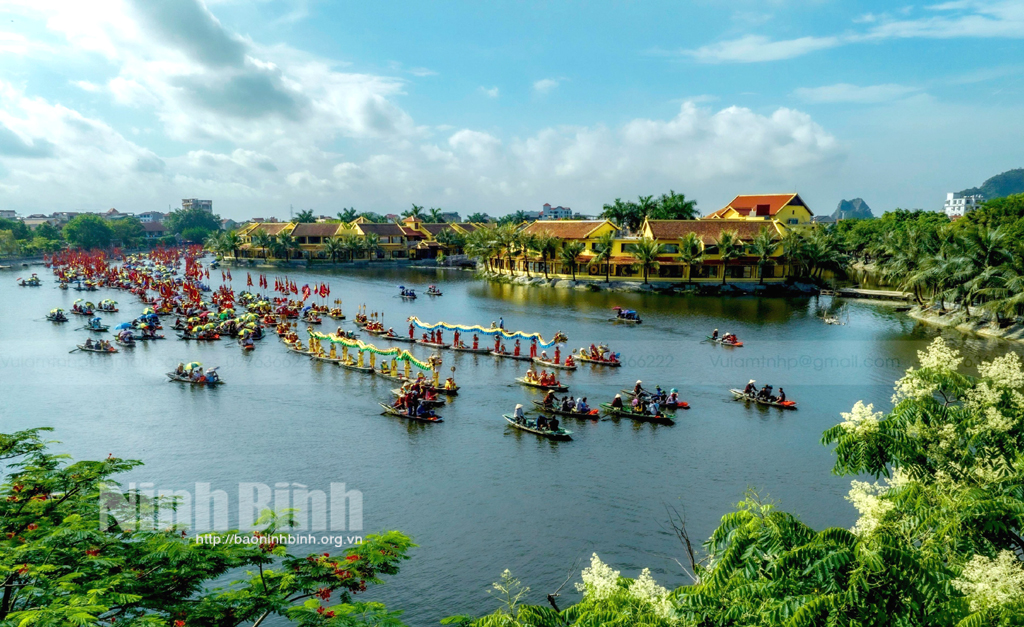 Dragon procession at Tam Coc.