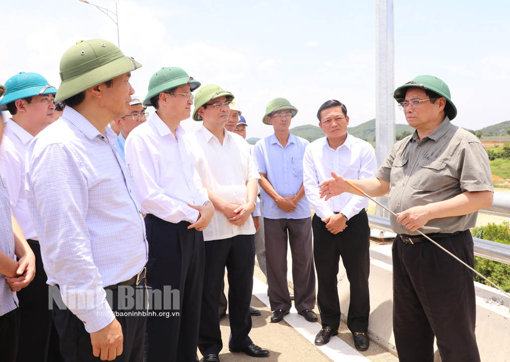 Prime Minister Pham Minh Chinh examines the construction progress of the East-West road project in Ninh Binh province.