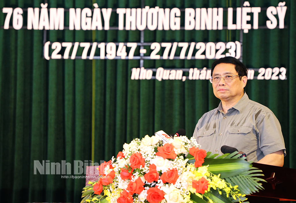 PM visits presents gifts to sick soldiers war invalids in Ninh Binh