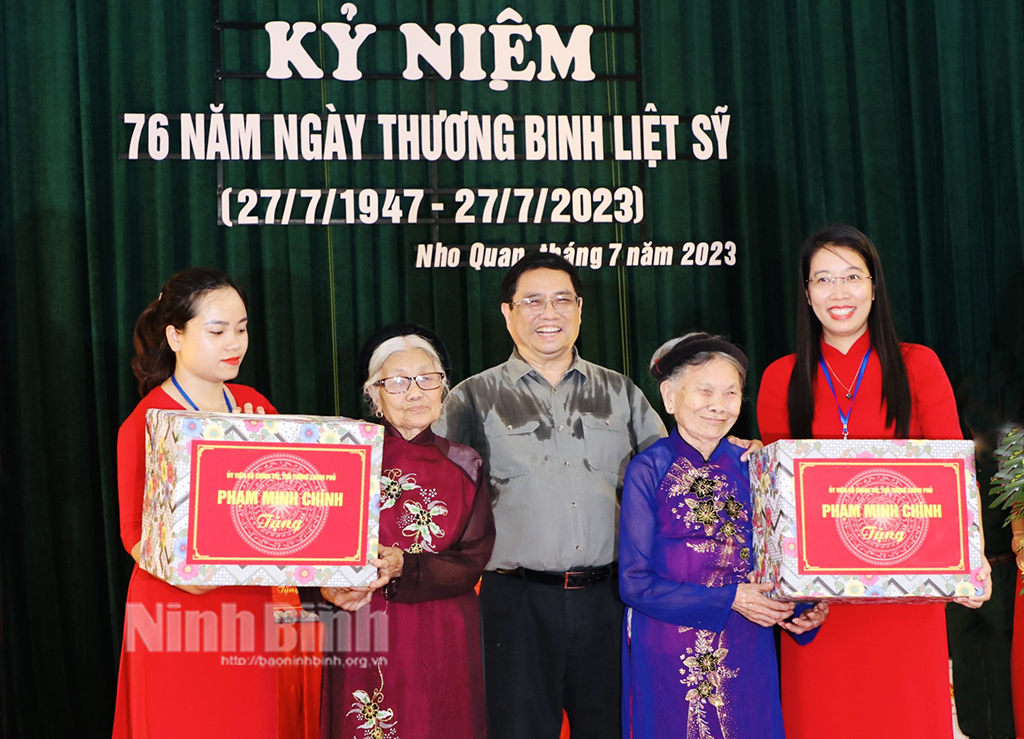 PM visits presents gifts to sick soldiers war invalids in Ninh Binh