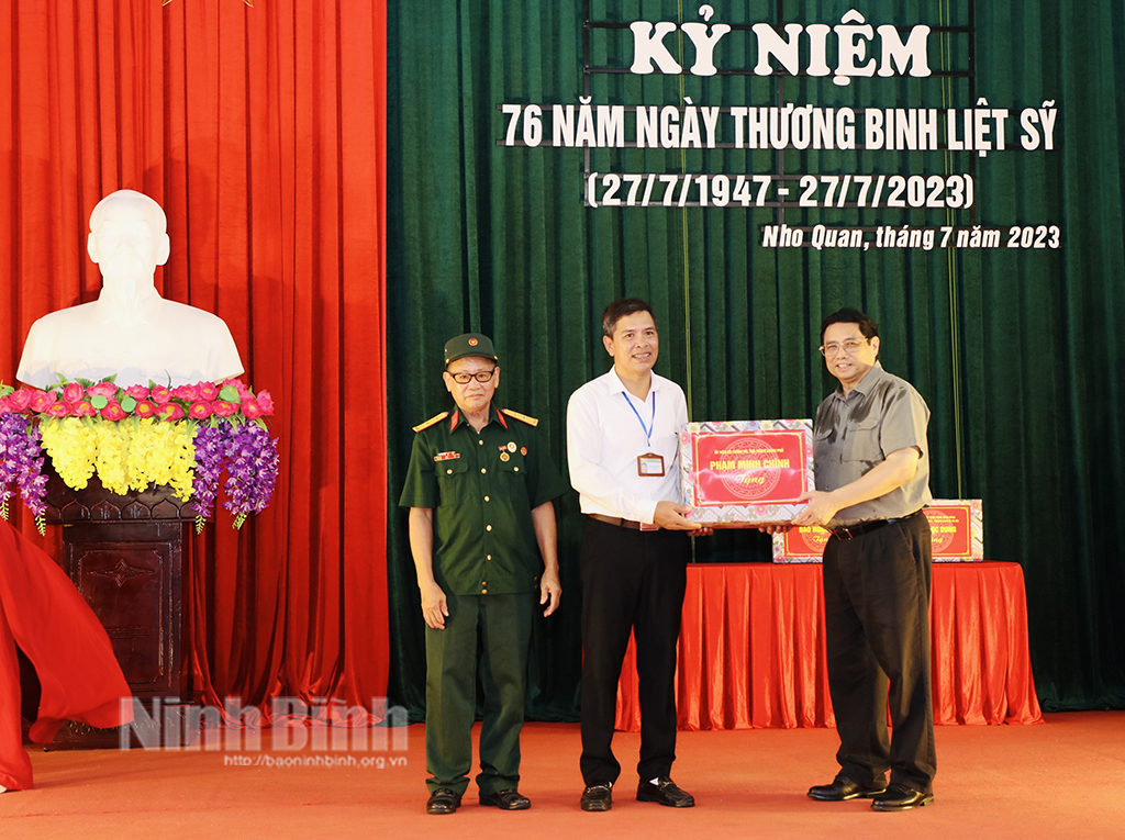 Prime Minister Pham Minh Chinh hands over gifts to Nho Quan nursing center.