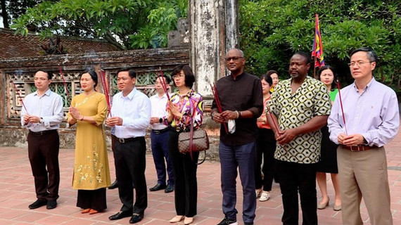 The delegation offers incense at King Dinh Tien Hoang temple.