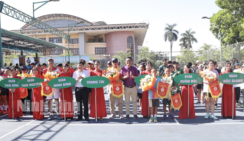 The organisers present flags to the participating teams.