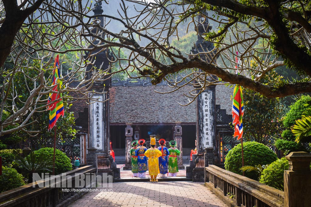 The first centralised feudal state, Dai Co Viet, was established in Hoa Lu ancient capital in the 10th centủy.