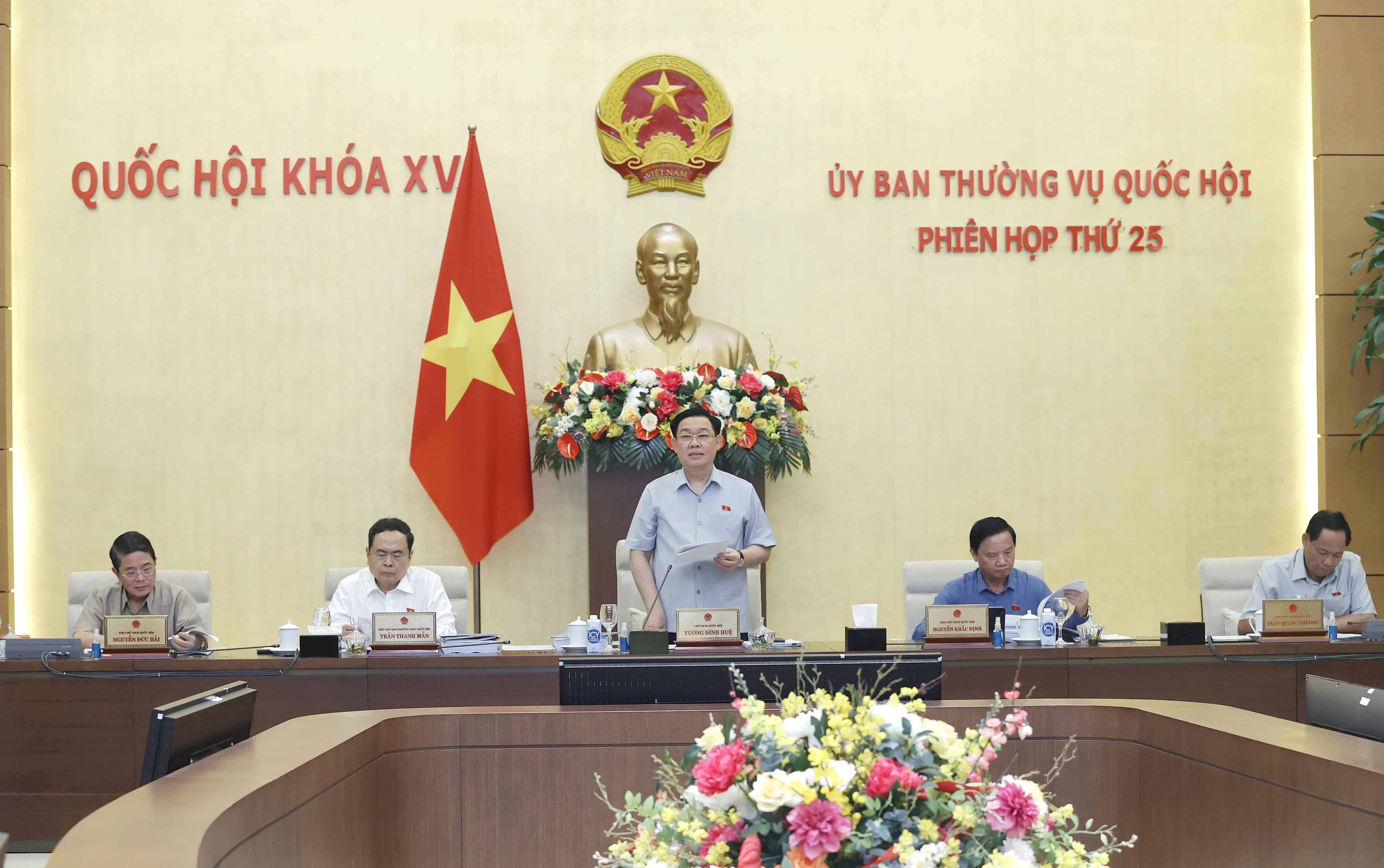 NA Chairman Vuong Dinh Hue speaks at the session. (Photo: VNA)