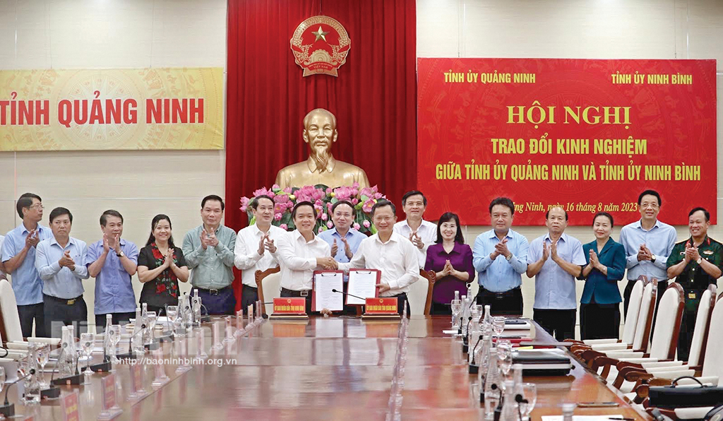Leaders of Ninh Binh and Quang Ninh sign MoU on cooperation.