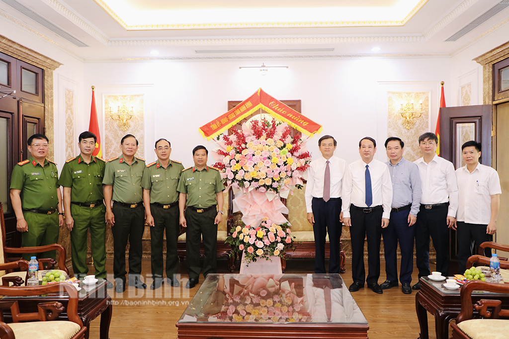 Ninh Binh's leaders congratulate public security force.