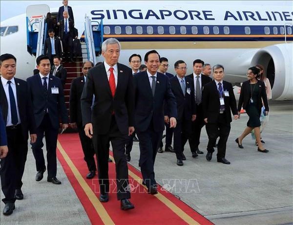 Singaporean Prime Minister Lee Hsien Loong is welcomed at the Noi Bai International Airport in Hanoi. (Photo: VNA)