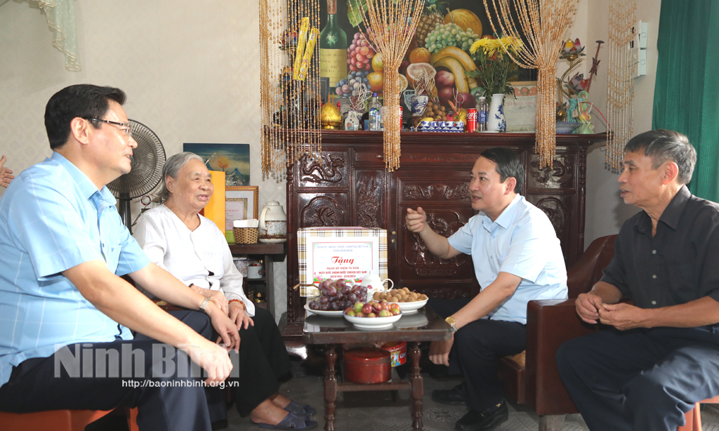 Ninh Binh leaders visit and present gifts to revolution contributors on occasion of National Day
