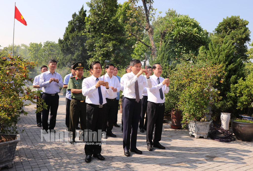 Ninh Binhs leaders offer incense to mark 78th anniversary of August Revolution and National Day