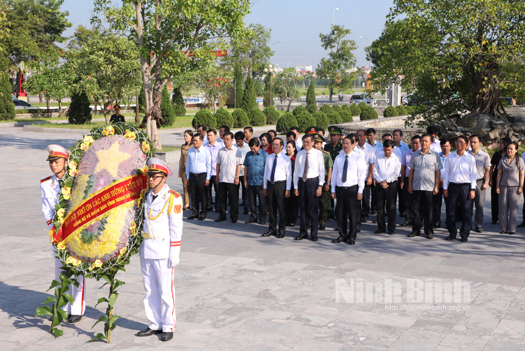 Delegates lay wreath at province's martyr monument.