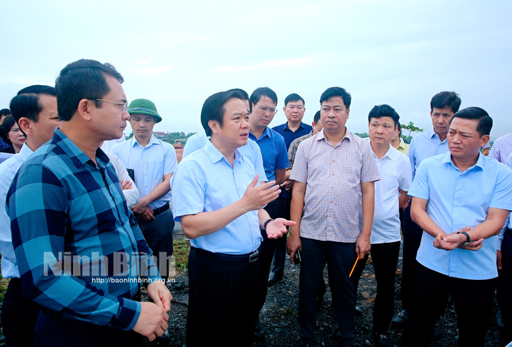 Chairman of the Ninh Binh provincial People's Committee Pham Quang Ngoc inspects construction at Nho Quan district.