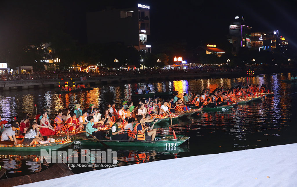 Brilliant impressive Ao dai festival at Hoa Lu Old quarter