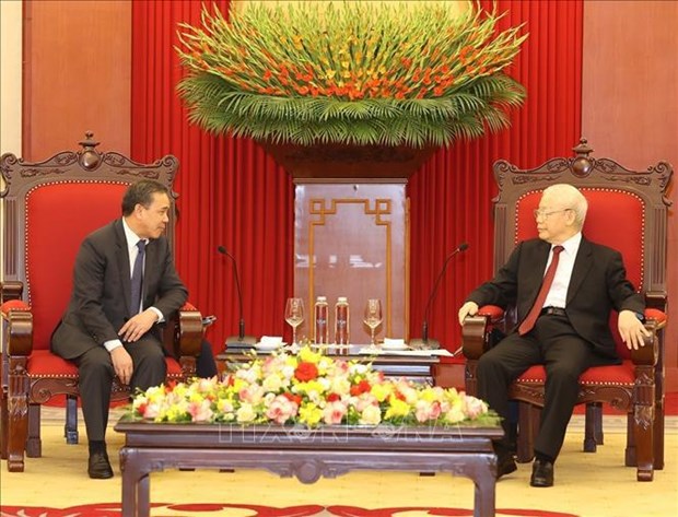 Party General Secretary Nguyen Phu Trong (R) receives outgoing Lao Ambassador to Vietnam Sengphet Houngboungnuang. (Photo: VNA)