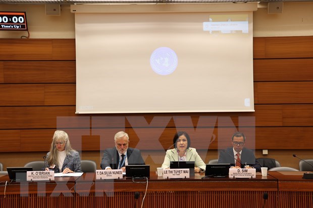 Ambassador Le Thi Tuyet Mai (second from right), Permanent Representative of Vietnam to the UN, the World Trade Organisation (WTO) and other international organisations in Geneva, Switzerland (Photo: VNA)