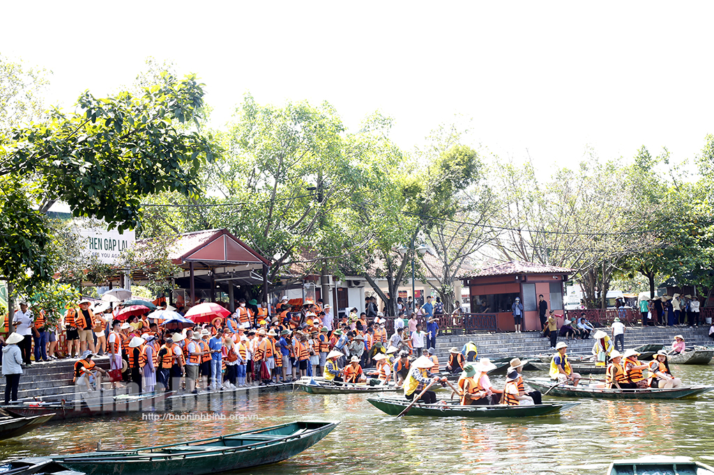 A large number of tourist visit Tam Coc during National Day break.
