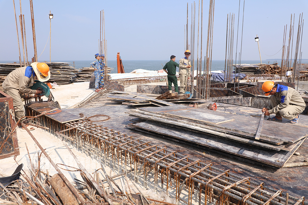 Secretary of provincial Party Committee inspects progress of projects in Kim Son