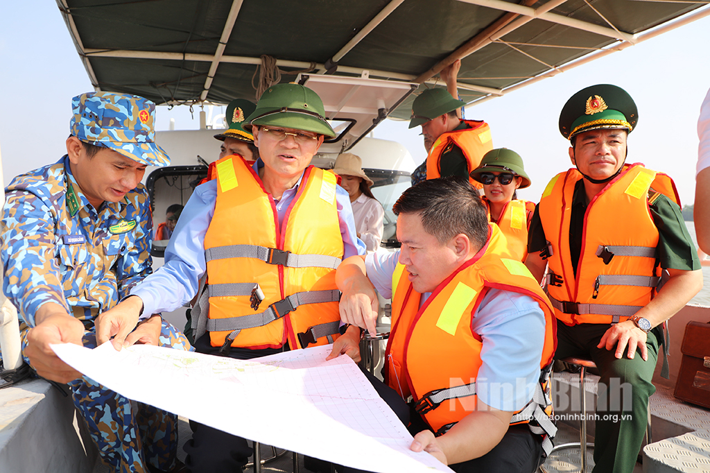Secretary of the Ninh Binh provincial Party Committee Doan Minh Huan inspects Con Mo observation station.