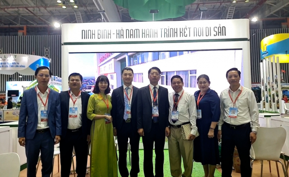 Representatives of Ninh Binh and some firms attend the event.