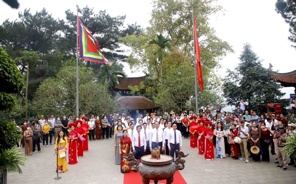 Các đại biểu và nhân dân thành kính dâng hương tưởng niệm Tổ Mẫu Âu Cơ năm 2023.