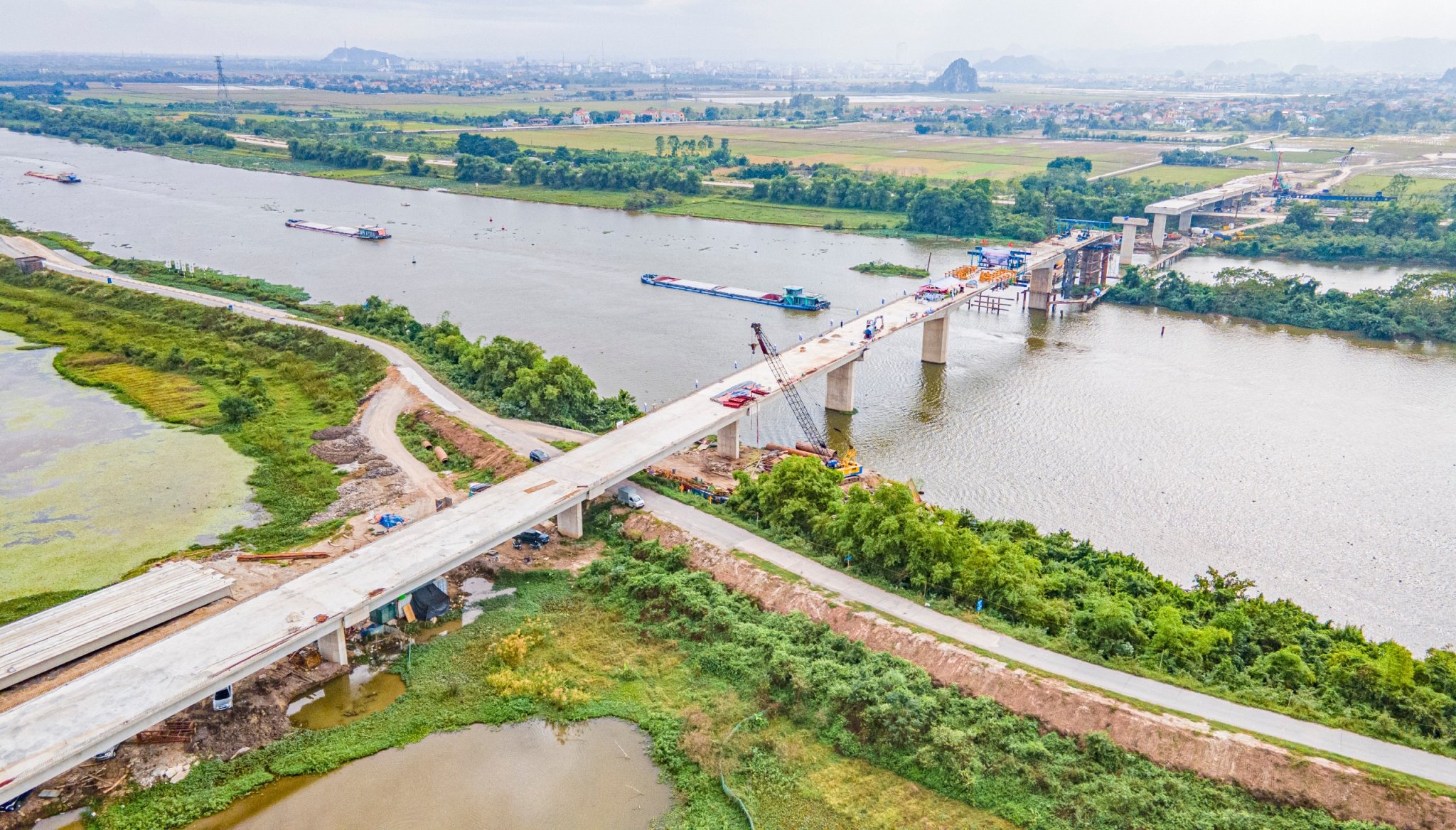 Construction units are accelerating the progress of remaining items. Source: Ta Hai/baogiaothong.vn